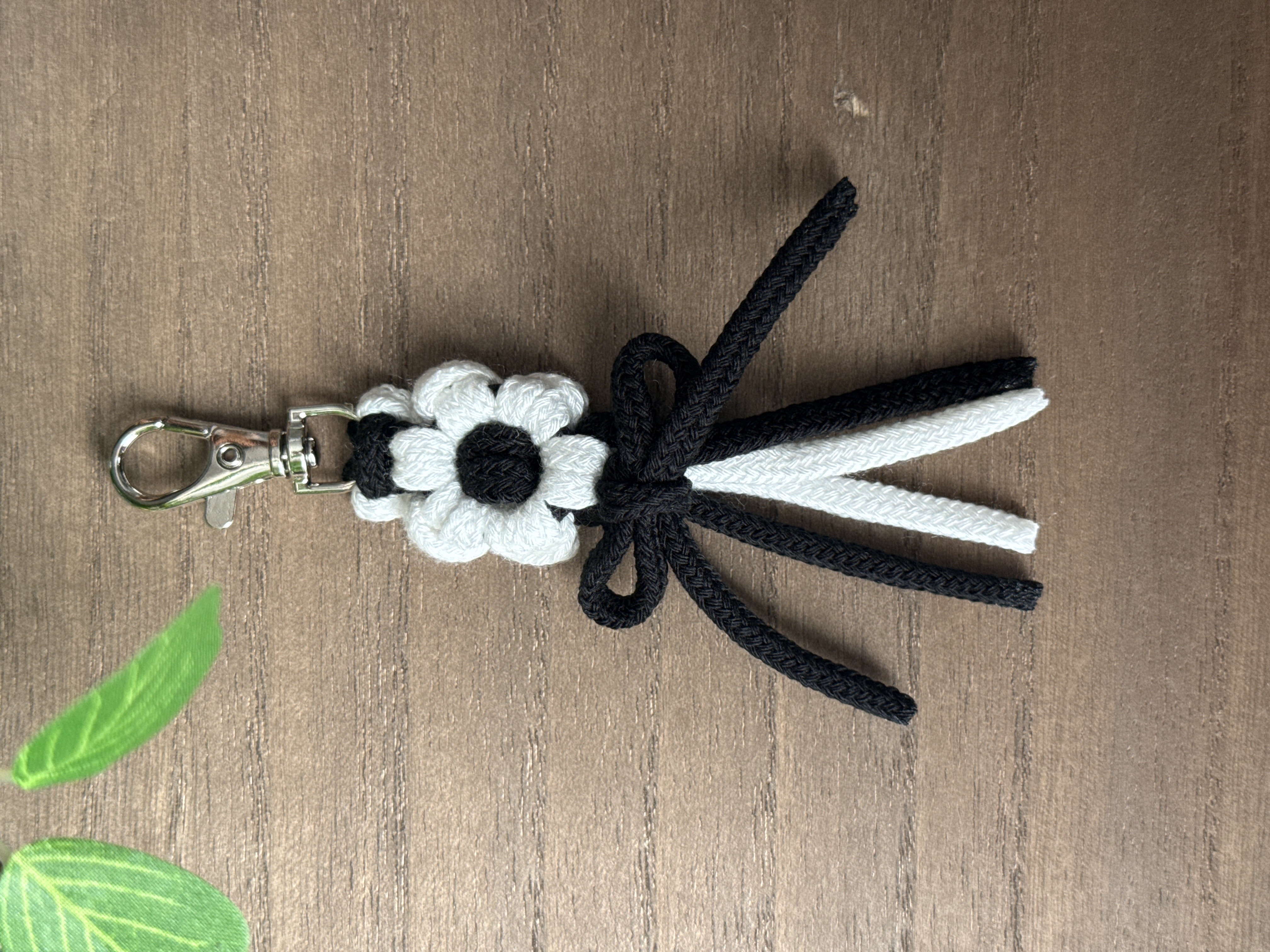お花ストラップ （ホワイト×ブラック）