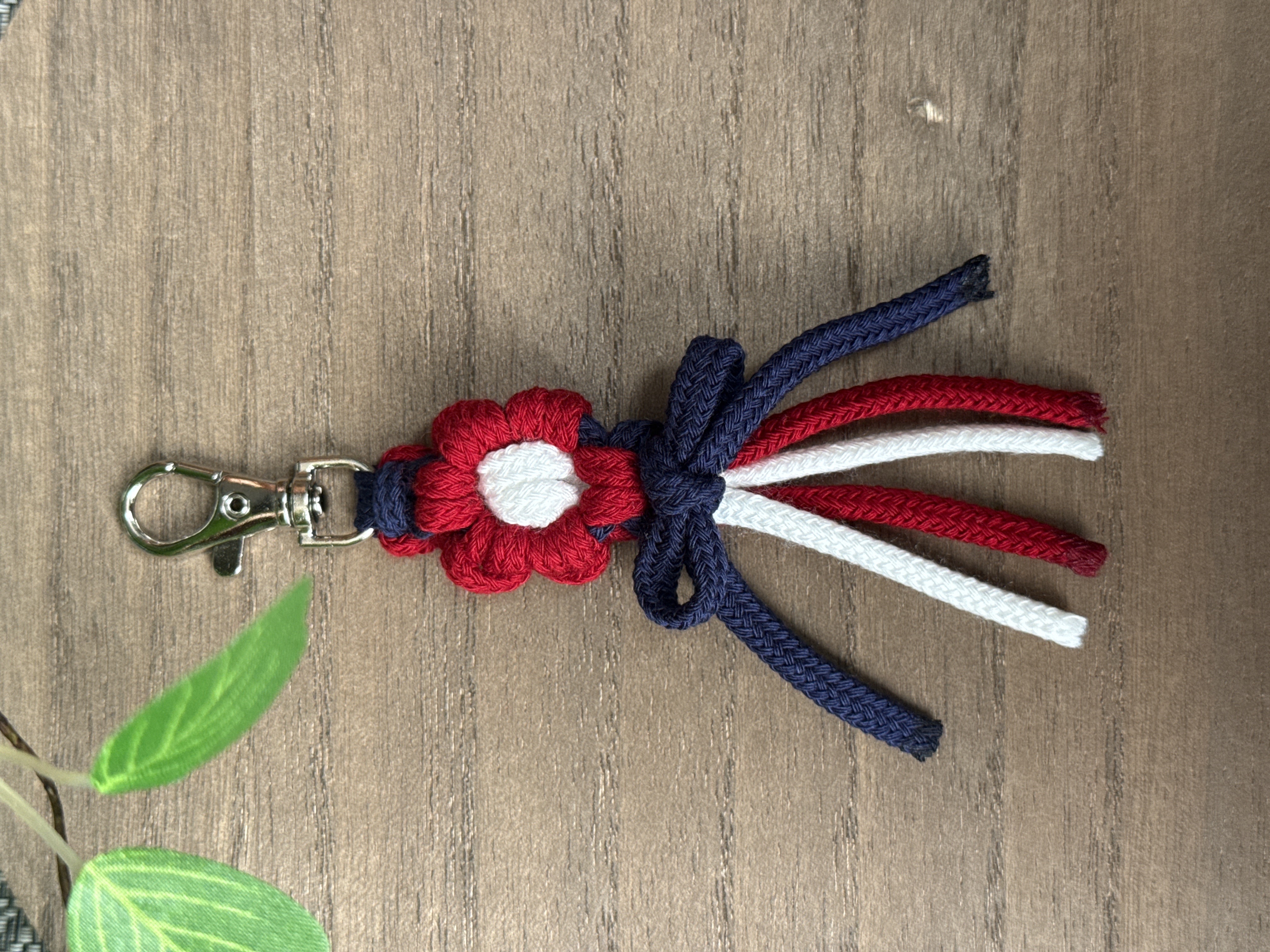 お花ストラップ （レッド×ネイビー）