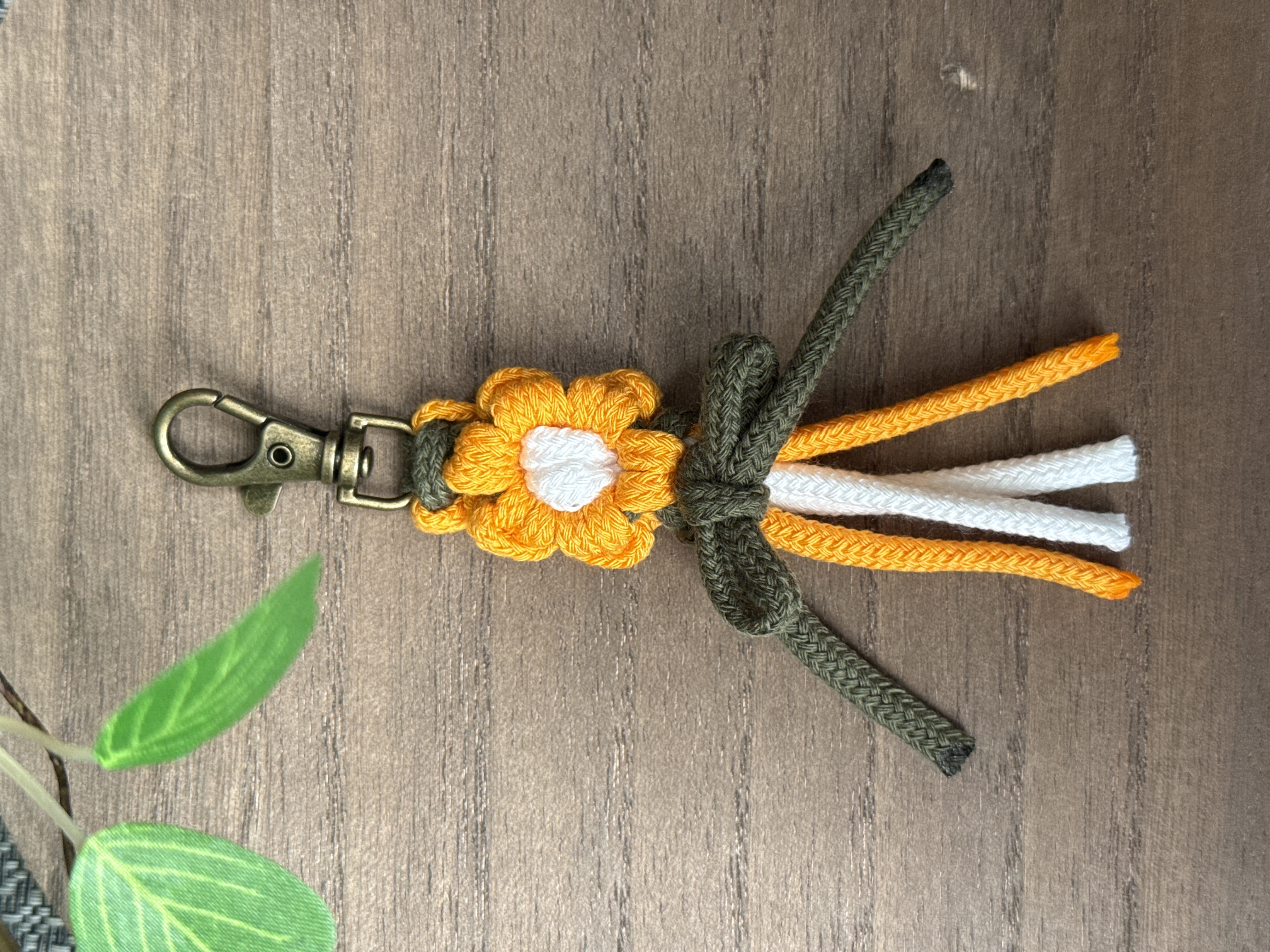 お花ストラップ （オレンジ×カーキ）