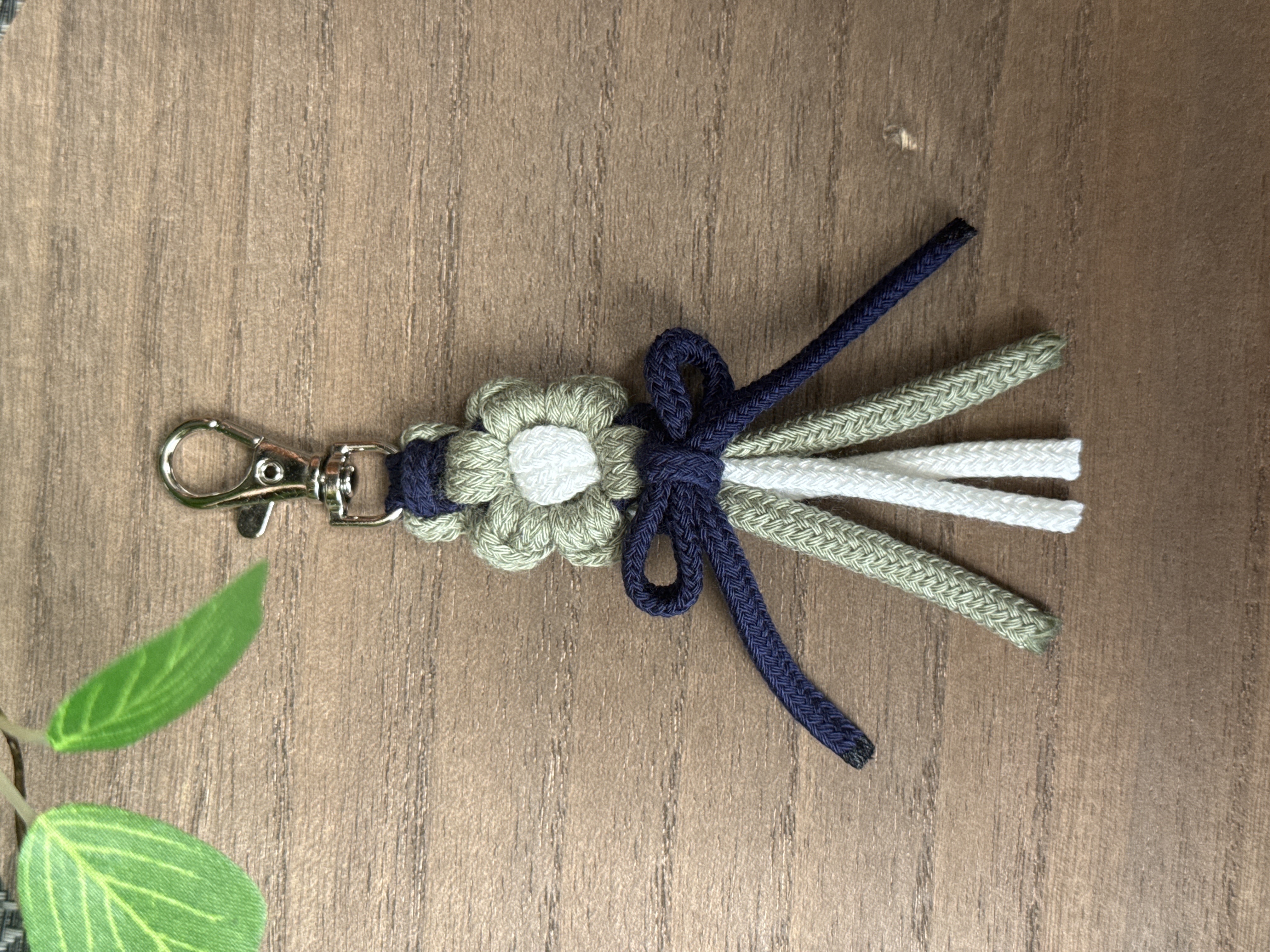 お花ストラップ （グリーン×ネイビー）