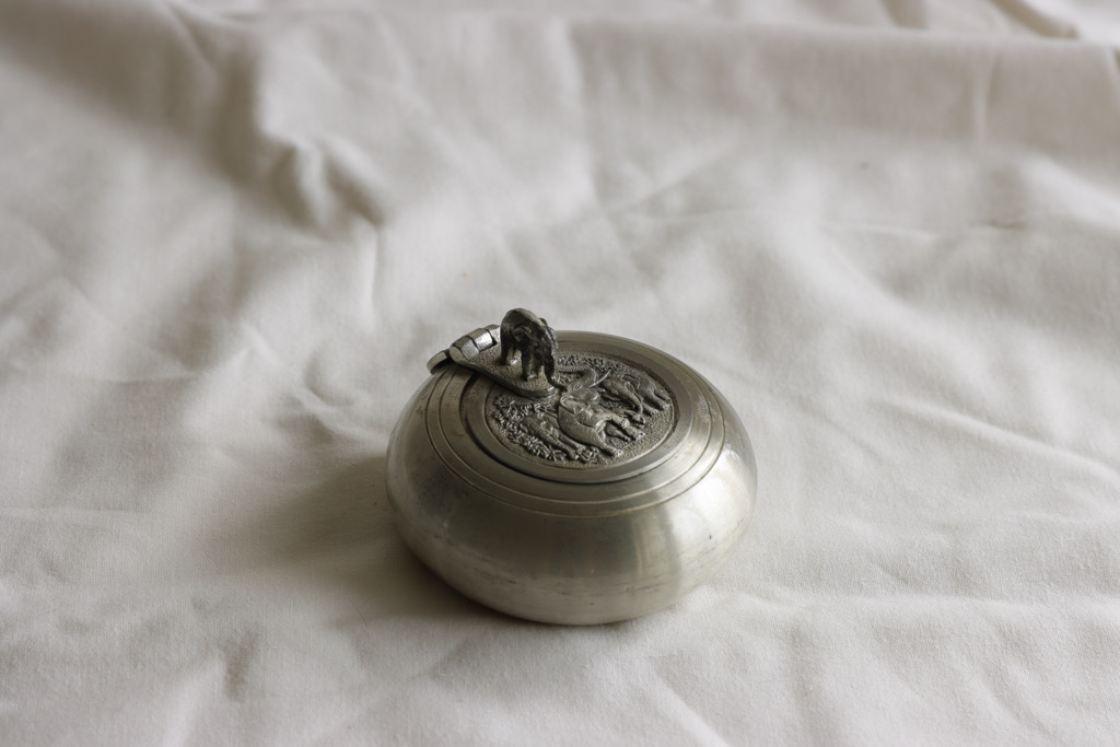 ピューター製の灰皿